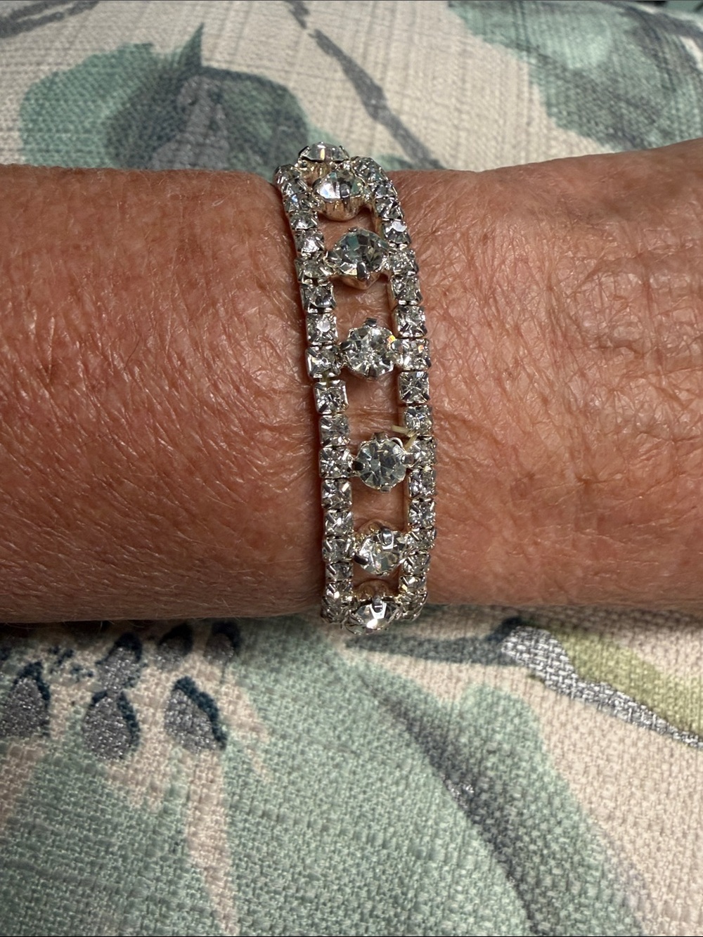 CLEAR ROUND & SQUARE RHINESTONE COMFORT STRETCH SILVER TONE METAL BRACELET